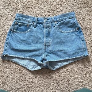 501 Levi's Light Wash Denim Shorts